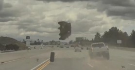 Accident teribil pe o autostradă: O maşină a fost aruncată în aer de o roată desprinsă
